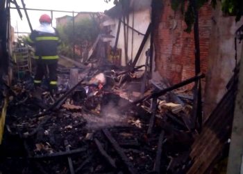 Casa de madeira é destruída por incêndio no interior do Amazonas