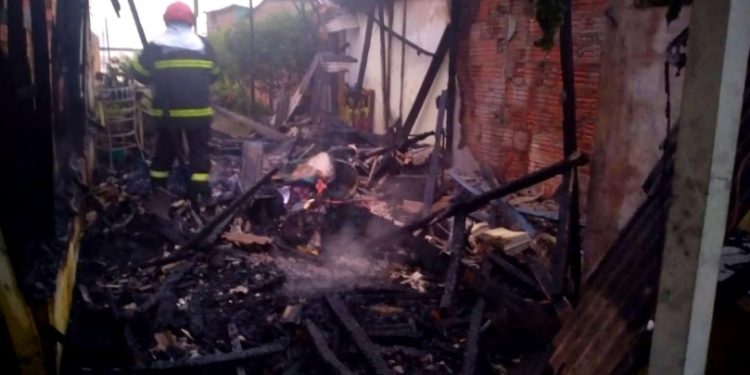 Casa de madeira é destruída por incêndio no interior do Amazonas