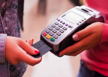 Adolescentes encontram cartão no shopping e quase estouram limite fazendo compras