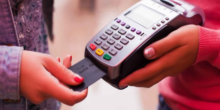 Adolescentes encontram cartão no shopping e quase estouram limite fazendo compras
