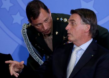 Suspeita de fraude em cartões de vacinação faz PF bater na casa de Bolsonaro e prender ex-ajudante Mauro Cid