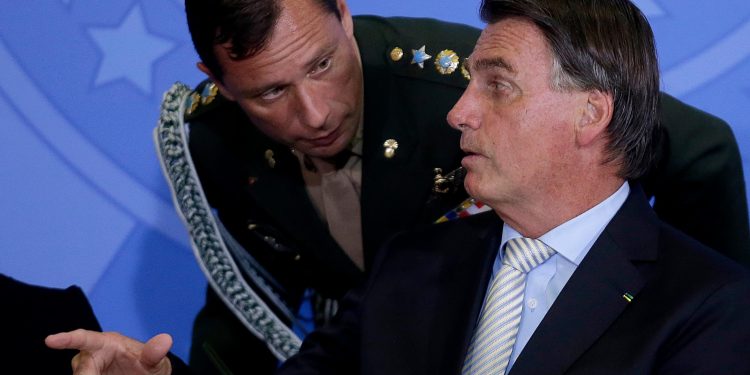 Suspeita de fraude em cartões de vacinação faz PF bater na casa de Bolsonaro e prender ex-ajudante Mauro Cid