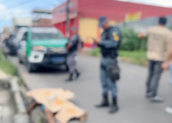 Homem morto com marcas de agressão e tiros é jogado de carro na Zona Norte de Manaus