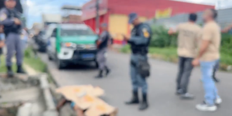 Homem morto com marcas de agressão e tiros é jogado de carro na Zona Norte de Manaus