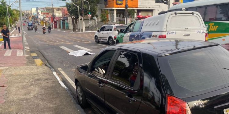A caminho do trabalho, auxiliar de serviços gerais morre atropelada em Manaus