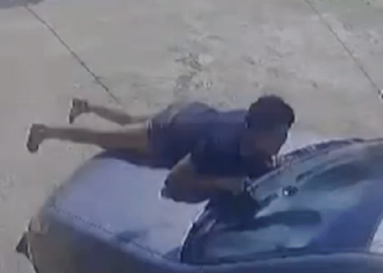 Vídeo: Marido bota fogo na esposa e ainda a arrasta no capô do carro