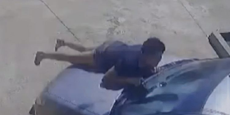 Vídeo: Marido bota fogo na esposa e ainda a arrasta no capô do carro