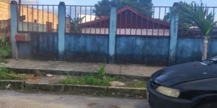 Trio pula muro, arromba casa e mata homem a tiros na frente dos filhos no Jorge Teixeira