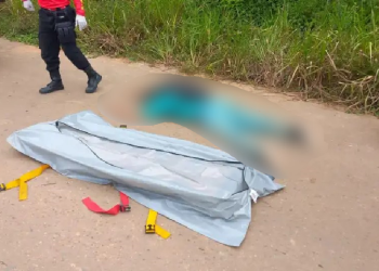 Vídeo: ‘Levanta, levanta’, diz esposa chorando ao encontrar marido morto na saída do trabalho em Tefé