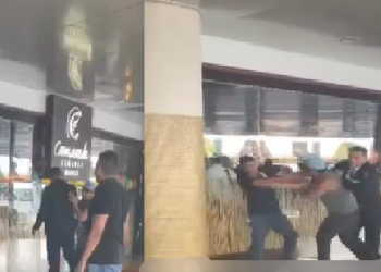 Vídeo: Funcionário leva socão após tentar abordar mulher na saída de loja em shopping de Manaus