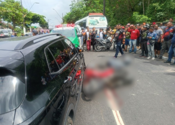 Vídeo: Motoqueiro morre com a cabeça esmagada por ônibus após ser batido por carro no P10