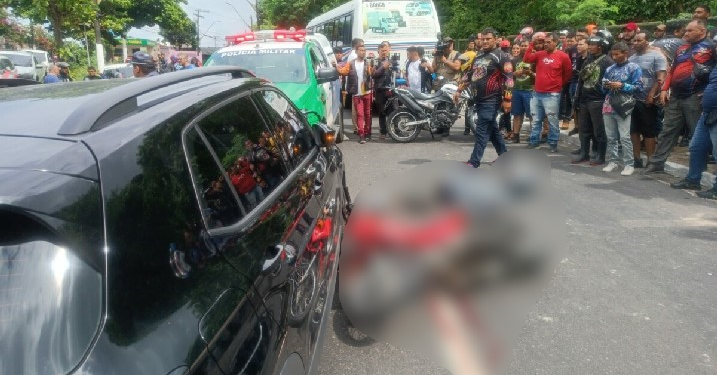 Vídeo: Motoqueiro morre com a cabeça esmagada por ônibus após ser batido por carro no P10