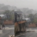 Durante chuva em Manaus, homem é ‘atropelado’ por colchão em alta velocidade; vídeo