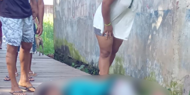 Por causa de rixa, homem mata o rival com facada fatal no peito no interior do AM; imagens