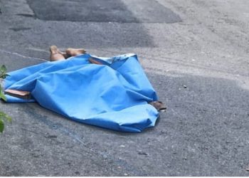 Bandidos abandonam corpo com pescoço pendurado em Manaus