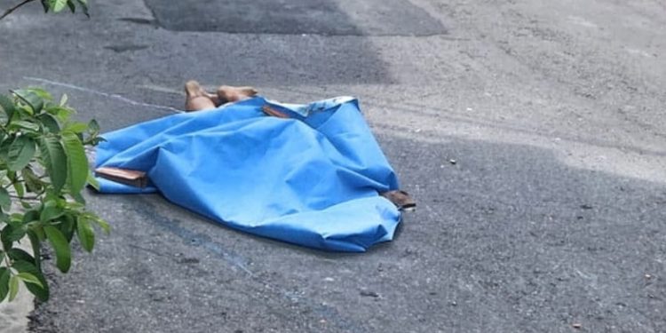 Bandidos abandonam corpo com pescoço pendurado em Manaus