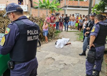 Vídeo: Homem vai comprar pão e acaba morto com vários tiros por pistoleiros no Petrópolis