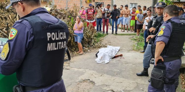 Vídeo: Homem vai comprar pão e acaba morto com vários tiros por pistoleiros no Petrópolis