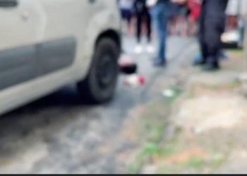Carro com cadáver no banco traseiro é abandonado em Manaus