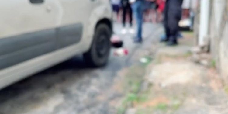 Carro com cadáver no banco traseiro é abandonado em Manaus