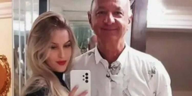 Primeira-dama de 16 anos e prefeito de 65 debocham dos críticos nas redes sociais
