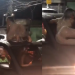 Vídeo mostra mãe dançando também em cima do carro e quase sofrendo acidente ‘ginecológico’; veja