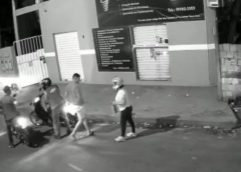 Casal é assaltado e mulher chora desesperada após assaltantes levarem a moto deles em Manaus; veja