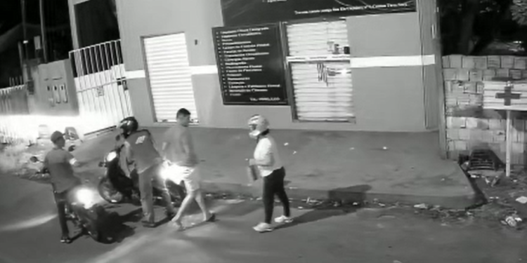 Casal é assaltado e mulher chora desesperada após assaltantes levarem a moto deles em Manaus; veja