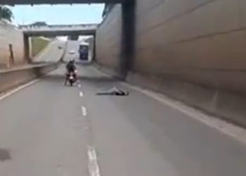 Vídeo: fugitivo da polícia se joga de viaduto para não se preso