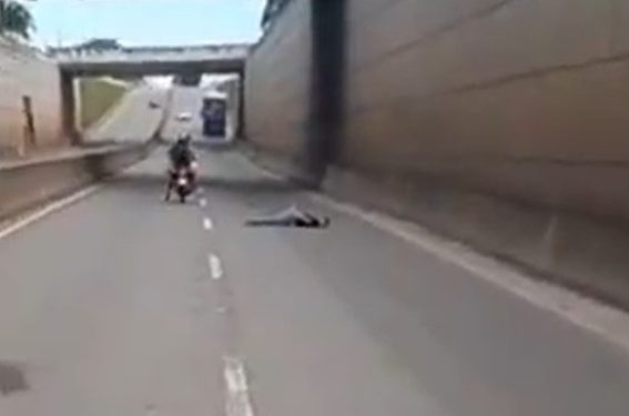 Vídeo: fugitivo da polícia se joga de viaduto para não se preso
