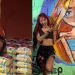 Exemplo: Ruivinha de Marte ganha desenho dela em beco no Coroado e presenteia moradores com cestas básicas