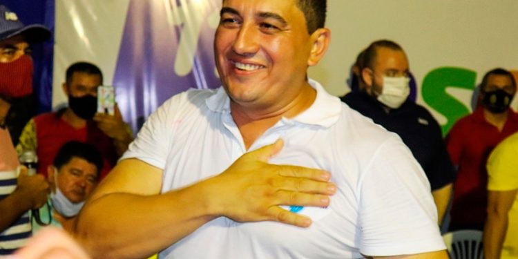 Prefeito ‘lutador’ Simão Peixoto teria fugido da polícia de voadeira e encontra-se foragido
