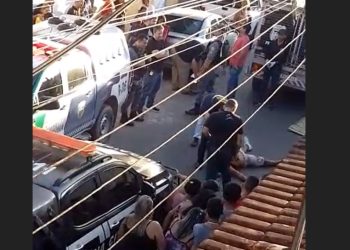 Bandidos apedrejam e esfaqueiam homem no meio da rua no Novo Israel