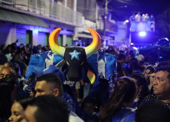 Boi Caprichoso arrasta multidão no ‘Boi de Rua’
