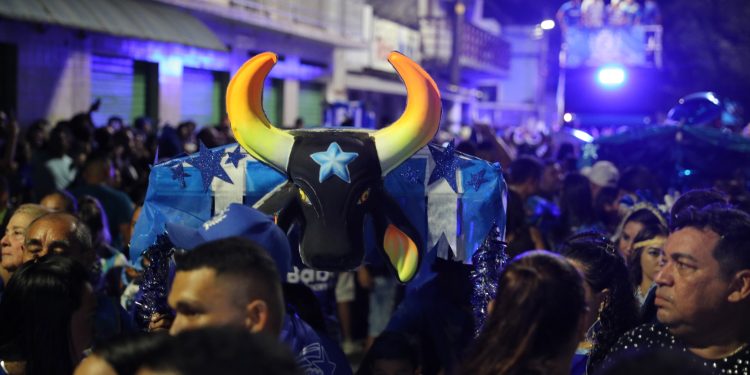 Boi Caprichoso arrasta multidão no ‘Boi de Rua’