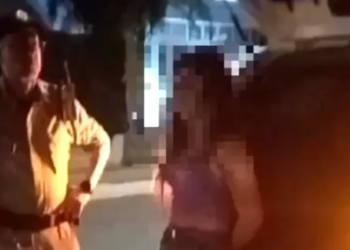Vídeo: bêbada rompe barreira e desafia polícia ao ser parada: ‘me leva, não vou descer’