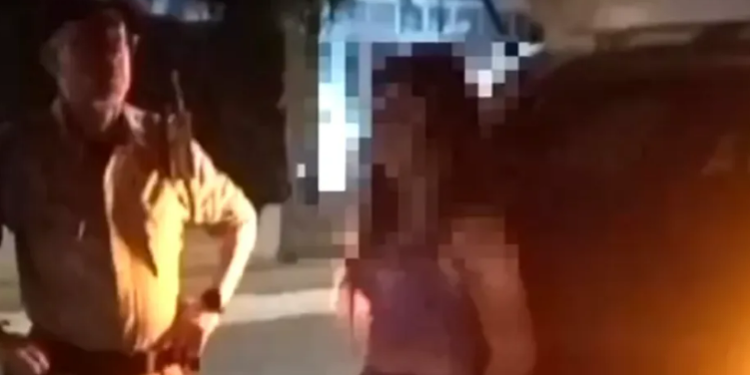 Vídeo: bêbada rompe barreira e desafia polícia ao ser parada: ‘me leva, não vou descer’