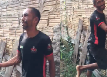 Homem leva palmatória de tribunal do crime e implora: “no pé não, é quebrado”