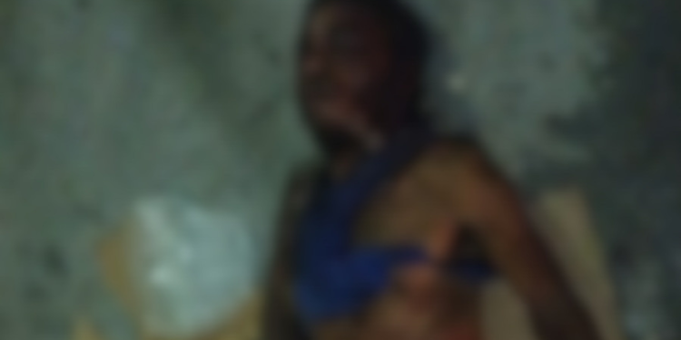 Cadáver de homem agredido é encontrado dentro de sofá em Manaus