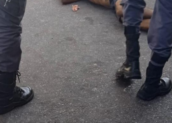 Pai enfurecido espanca brutalmente homem suspeito de estuprar filha dele