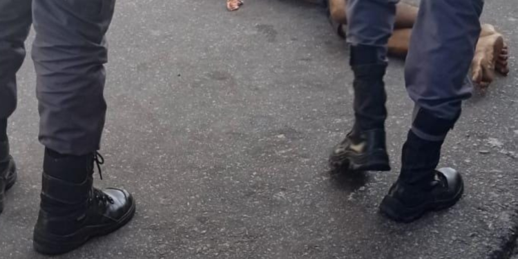 Pai enfurecido espanca brutalmente homem suspeito de estuprar filha dele