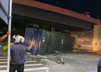 VÍDEO: contêiner se solta de carreta e cai de cima de viaduto em Manaus