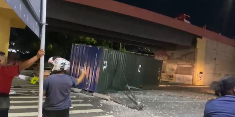 VÍDEO: contêiner se solta de carreta e cai de cima de viaduto em Manaus