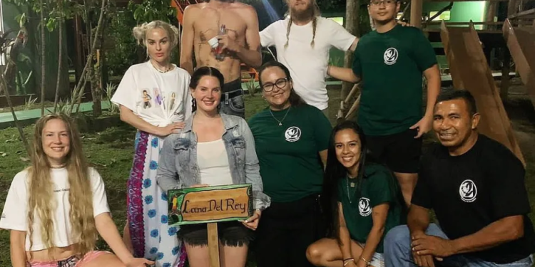 Lana Del Ray ganha árvore com seu nome durante viagem pelo Amazonas