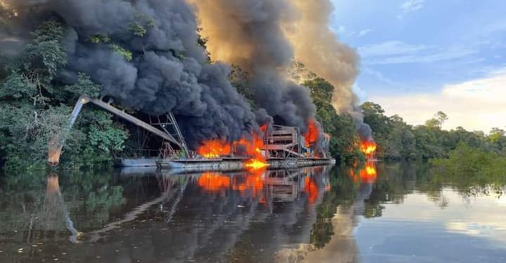 Ibama neutraliza 43 dragas usadas em garimpos ilegais no oeste do Amazonas