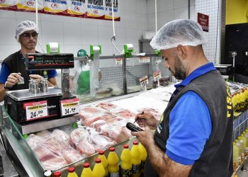 Supermercado de Manaus é flagrado enganando o consumidor no peso dos produtos