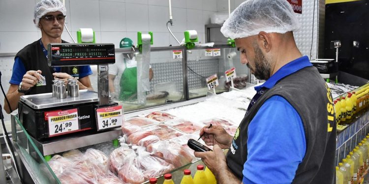 Supermercado de Manaus é flagrado enganando o consumidor no peso dos produtos