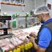 Supermercado de Manaus é flagrado enganando o consumidor no peso dos produtos