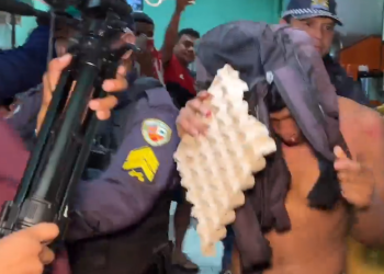 Deu ruim! Ladrão é encurralado em mercadinho fica com medo de ser linchado e precisa de ajuda da PM