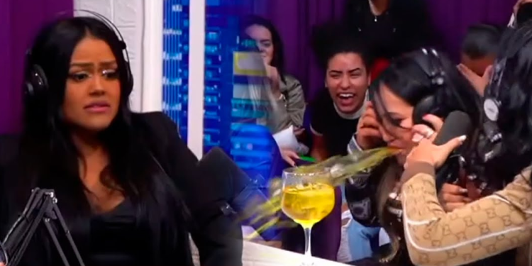 Durante entrevista ao vivo, mãe de Deolane vomita em cima da mesa